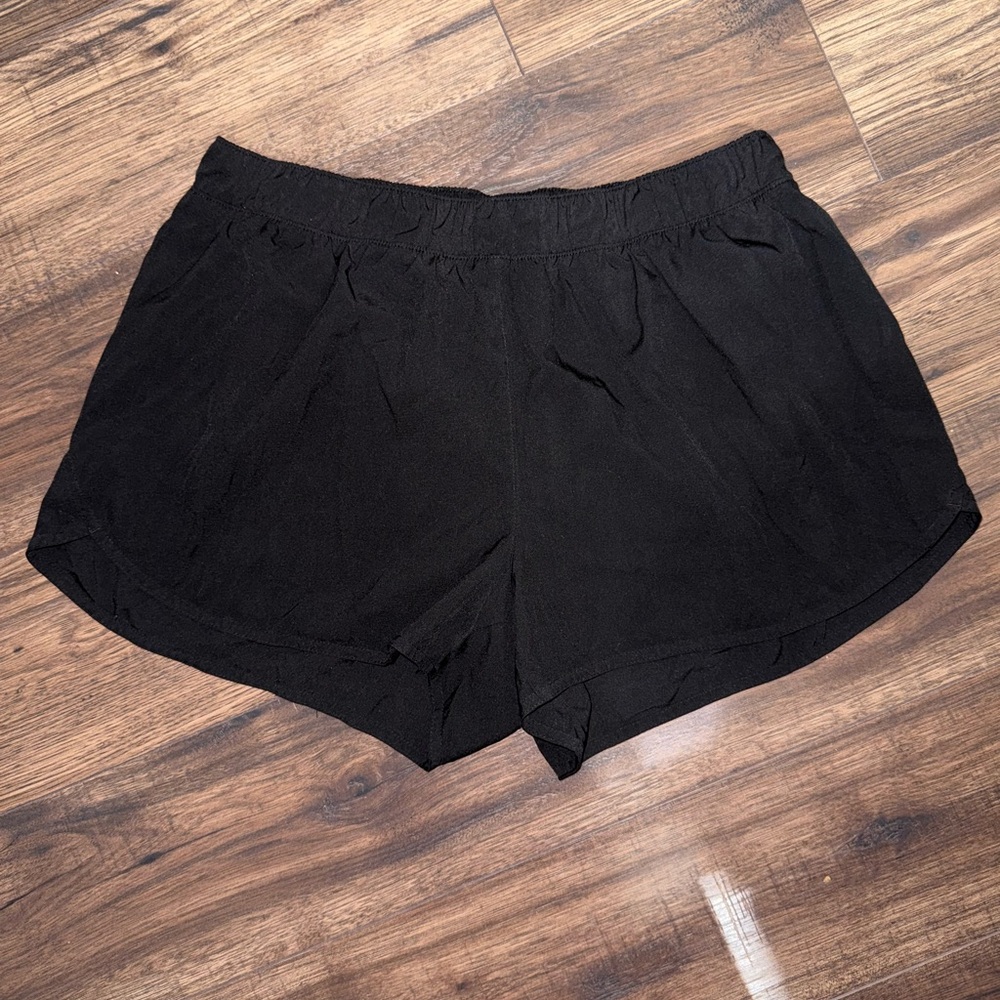 3/3 - OLD NAVY MID RISE STRETCH TECH DOLPHIN HEM SHORTS - SIZE LARGE